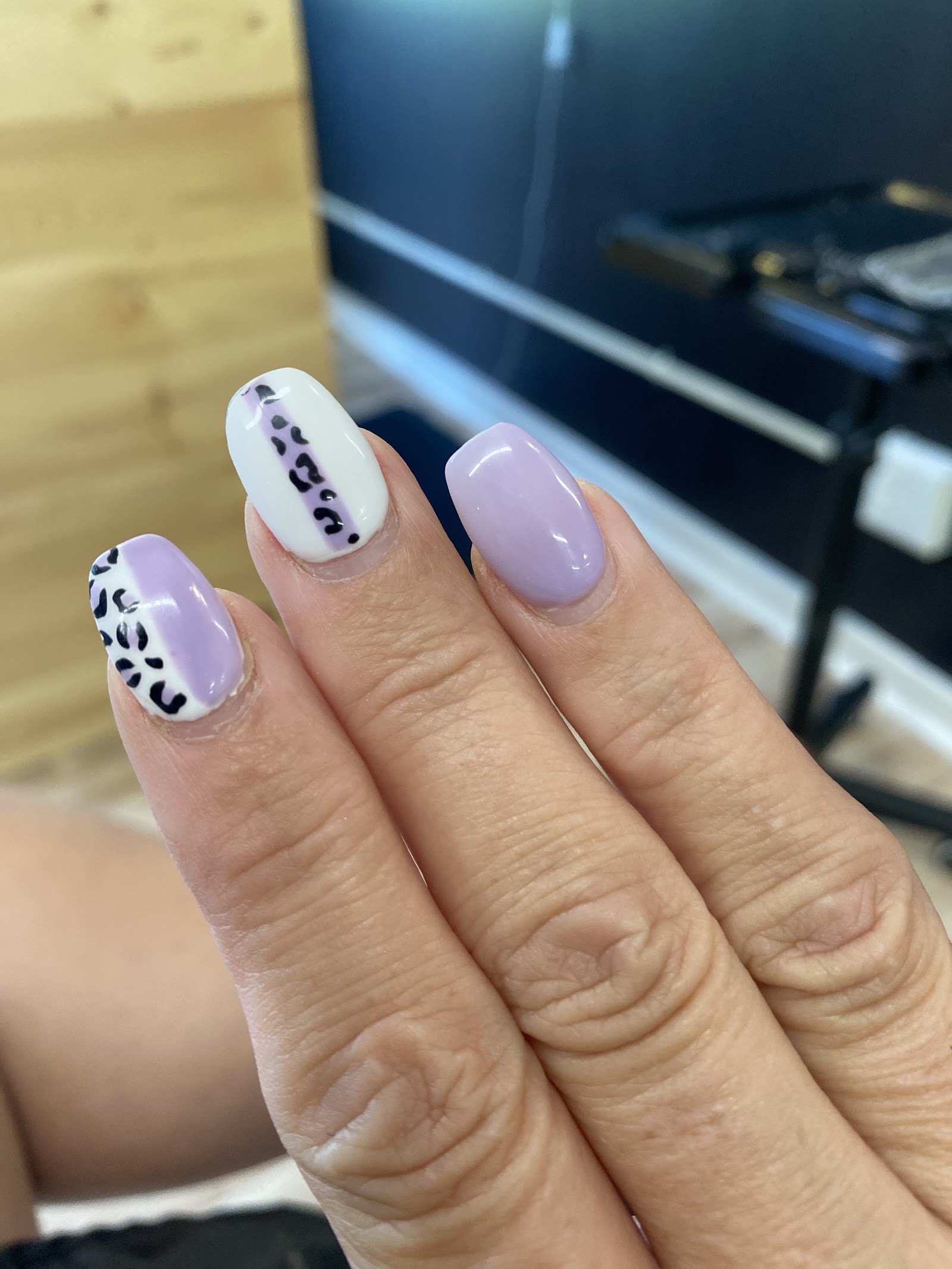 Le'v Nails Salon & Spa logo